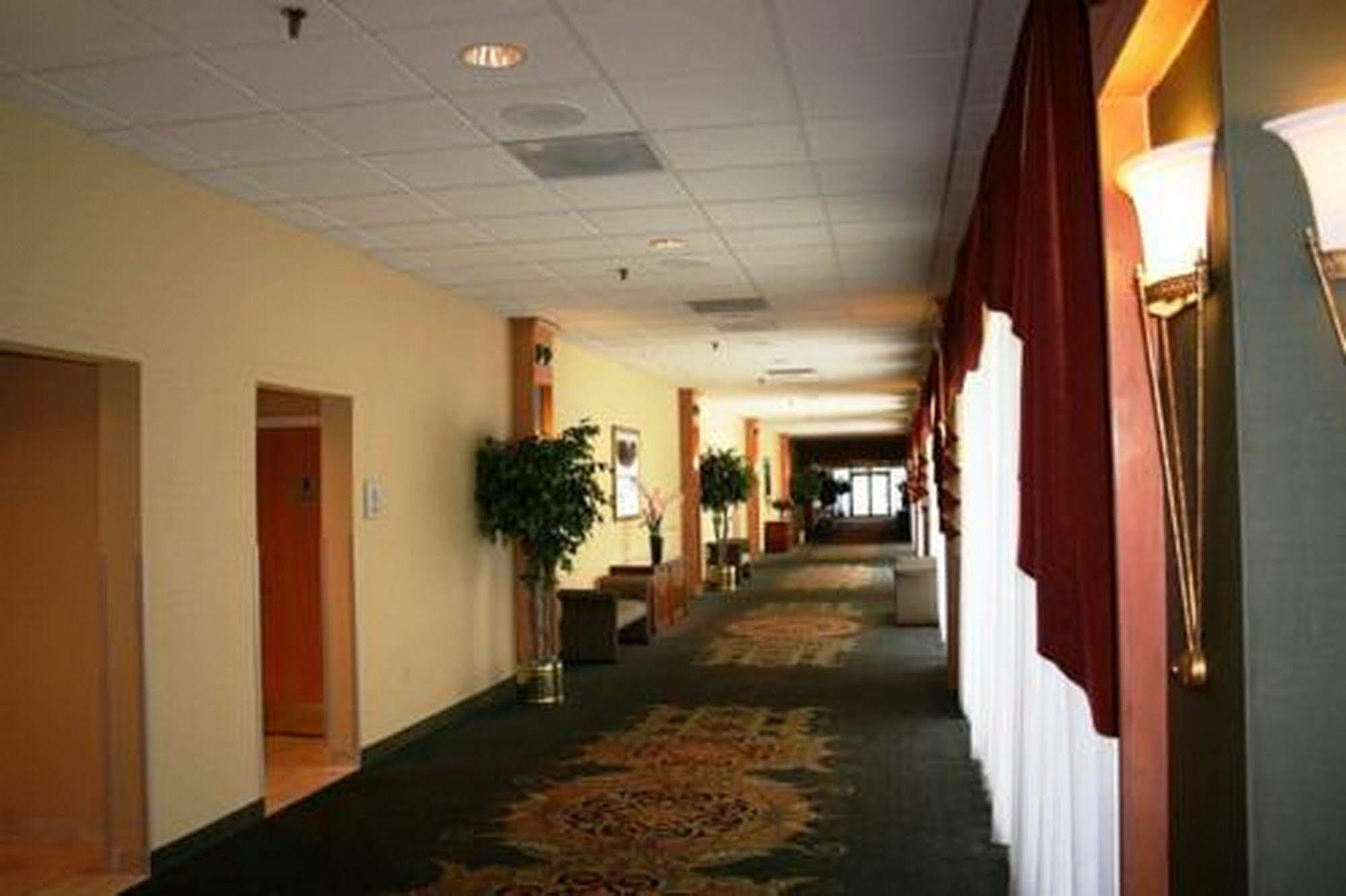 Magnuson Grand & Conference Center Somerset-Bridgewater Exterior foto